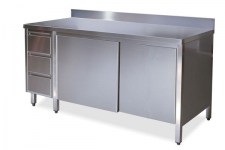 tavolo inox armadiato con alzatina, cassettiera e porte scorrevoli7